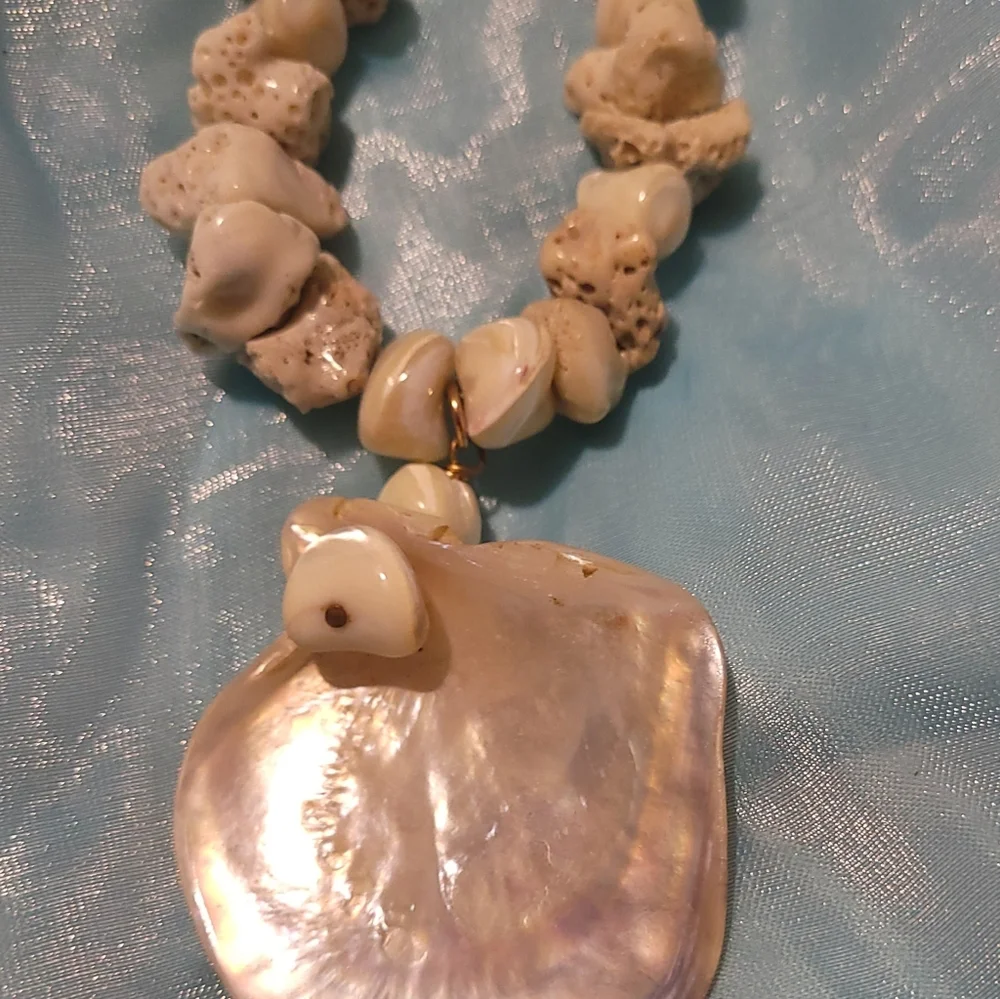 Breathtaking Coral Beaded🪸 Necklace with Mother of pearl Shell ..15 inches.. - Picture 5 of 8